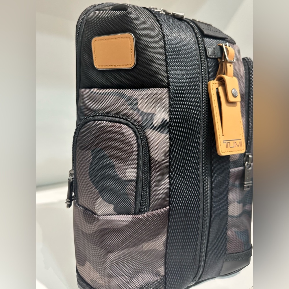 Brand New with Tag TUMI Higgins Sling Khaki Camouflage - Picture 2 of 5